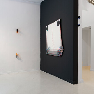 Andrés Arzuaga, Y esta imagen, reflejo de qué, vista de exhibición. Cortesía de la Galería Miranda Bosch