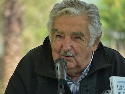 Pepe Muljica lança seu livro na Cidade do México, 2016. Acho que você também não deve deixar de se sentar em um belo café à beira-mar ao som de Jorge Drexler, ou acompanhado do barulho ensurdecedor das letras de Eduardo Galeano, provando o maravilhoso dulce de leche uruguaio. Disso eles entendem como ninguém e produzem o melhor do mundo, isso sem falar também da pastelaria, com seus deliciosos alfajores e empanadas