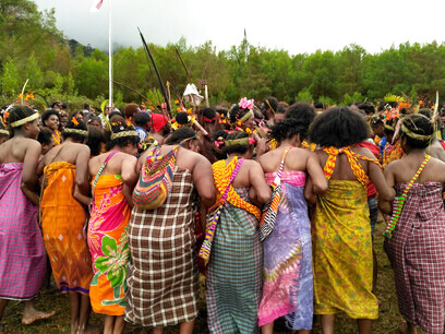 Hay un olor a redistribución, a ruptura del equilibrio, a reclamación de espacios. Ningún sistema está seguro. «Tari Tumbu Tanah» es una danza tradicional de Indonesia, originaria del pueblo nias de Sumatra Septentrional