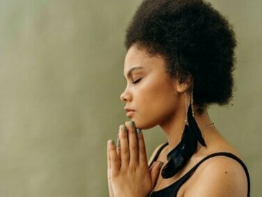 Na civilização egípcia, Ísis se destaca como uma das divindades mais complexas e reverenciadas. Deusa da magia, da maternidade e da ressurreição, Ísis não apenas foi cultuada por milênios no Egito, mas teve sua influência expandida ao Império Romano, onde seu culto sobreviveu por séculos após a ascensão do cristianismo. Ísis é símbolo de poder restaurador, da sabedoria oculta e da aliança entre o amor e o mistério