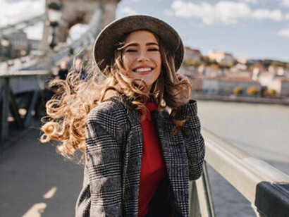 "El elogio de la locura", pero no con desprecio, sino con ironía. Si se mira de cerca —insiste— es gracias a la necesidad de que las mujeres gozan de ciertos privilegios que las hacen más dichosas que los hombres