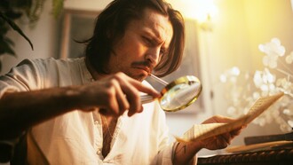 O historiador não é apenas um “caçador rústico” que recolhe qualquer vestígio; ele precisa compreender o significado desses rastros e devolvê-los ao leitor de forma inteligível e significativa. “Farejar” representa o rigor investigativo, a atenção ao detalhe e ao indício; “tocar” representa a delicadeza interpretativa e a responsabilidade de não deformar ou aprisionar o sentido histórico ao transmiti-lo. Assim, Bloch sugere que a boa história é fruto de uma alquimia entre a exatidão do pesquisador e a sensibilidade do narrador