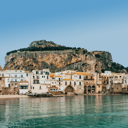 Tra vulcani, colline e coste infinite, la Sicilia genera anime che trasformano l’isolamento in memoria, attesa e appartenenza.Cefalù, Sicilia, Italia
