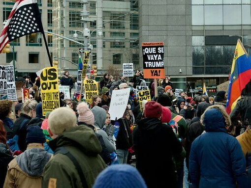 Manifestantes se reúnen en Times Square contra la invasión de Venezuela y el secuestro de Nicolás Maduro por parte de EE.UU., enero de 2026