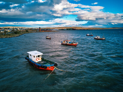 Solo quien sabe mirar con hondura lo que tiene más cerca —su paisaje, su lengua, sus silencios— puede tocar, con su relato, las fibras comunes que atraviesan a todos. Los botes de Puerto Natales, Magallanes, Chile