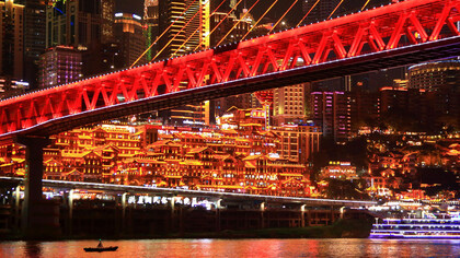 Chongqing, China. Schillernde Nachtlandschaft