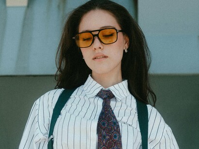 Descobrir quem realmente somos e quais são nossos dons e habilidades é um processo profundo, que demanda atenção e prática. Não se trata apenas de se olhar no espelho, mas de olhar para dentro, para o que pulsa além das expectativas alheias. Uma forma de começar é fazer perguntas sinceras para si mesmo, como: “O que me faz perder a noção do tempo? Quais atividades me trazem alegria genuína? Quais momentos sinto que estou em sintonia comigo mesmo?” Outra abordagem é revisitar memórias da infância — muitas vezes, nossas paixões e talentos estão ali escondidos, antes que o medo ou a necessidade de se encaixar abafem essas faíscas