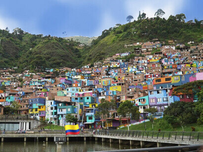Andrés Orozco-Estrada nació en Medellín en 1977 y antes de dedicarse a la dirección orquestal a la temprana edad de 15 años, ya había iniciado sus estudios de violín. Barrio de Manrique, comuna 3, Medellín, Colombia