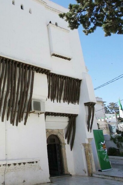 La Casbah di Algeri è un labirinto di vicoli stretti e scale tortuose, dove ogni angolo racconta secoli di storia e vita quotidiana. Casbah, Algeri, Algeria