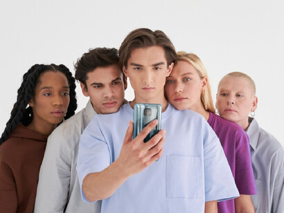 A young crowd is caught between performance and political struggle through digital influence