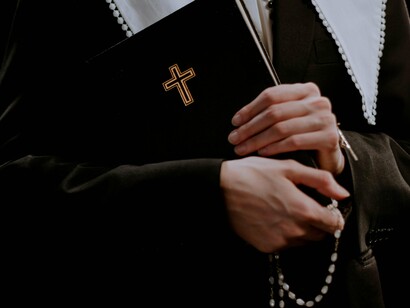 Essa complexidade social significava que o desejo de independência não era homogêneo. Para a elite brasileira, significava autonomia comercial e política. Para as camadas populares, especialmente os negros, a luta contra os portugueses muitas vezes se confundia com aspirações mais profundas por liberdade e mobilidade social. Militarmente, a cidade era uma fortaleza. Tropas portuguesas, sob o comando do Brigadeiro Inácio Luís Madeira de Melo, controlavam os pontos estratégicos, enquanto milícias populares e regimentos compostos majoritariamente por brasileiros se organizavam para a defesa da cidade