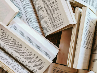 Des récits à la dérive, des histoires de meurtres et de vengeance, se dévoilent dans les pages des romans marseillais, où la ville est à la fois le décor et le personnage principal