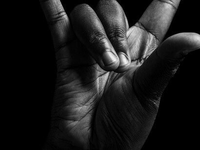 Saí da consulta impressionado com o fato de haver esta característica em nossos olhos, que eu julgava em igualdade de condições. Lembrei que a predominância também está presente em nossos braços. E em nossas pernas. Eu, por exemplo, sou uma anomalia: destro nos braços e canhoto nas pernas. Será que também há ouvido predominante? É provável