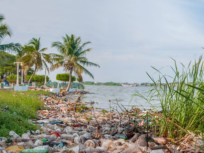 Es el lago más grande de Sudamérica con un área de 13.820 km². Es común observar este tipo de contaminación a lo largo de todas sus costas, contaminadas con lemmna sp. Lago de Maracaibo, Estado Zulia, Venezuela