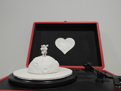 The Bounty Killart, Sbarco sulla luna, 2014, gesso e diradischi, cm 35 x 26 x 17