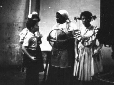 Cena do Sítio do Picapau Amarelo exibida na Rede Tupi de televisão. Em seus livros, a personagem Tia Nastácia é descrita com termos como “macaca de carvão” e “negra de estimação”. Essas expressões não são apenas ofensivas — elas reforçam a ideia de inferioridade racial e naturalizam o racismo desde a infância