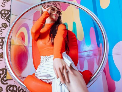 O homem que a abordou acreditava que ela fosse trans e, por isso, não queria que ela entrasse no banheiro masculino — temendo que ela desejasse seu corpo. Ao mesmo tempo, recusava sua presença no banheiro feminino, alegando que sua esposa estava lá. A solução proposta? Que ela usasse o banheiro de pessoas com deficiência. A mulher, no entanto, era cisgênero. Mas o que importa aqui não é a identidade dela — é o absurdo da situação