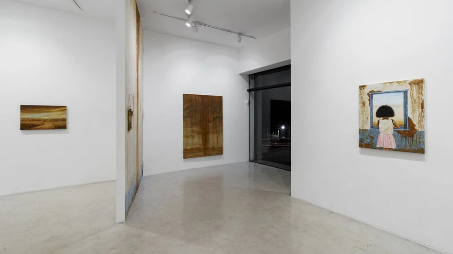 Leandro Júnior, Entre terra e memória, vista da exposição. Cortesia da Aura Galeria