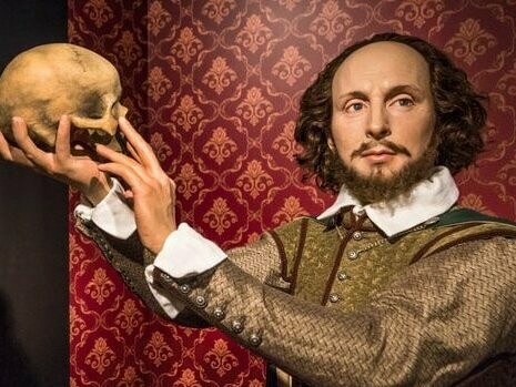 Mais do que mergulharmos na história familiar, o filme nos transporta para a Inglaterra do final do século XVI. A fotografia, a ambientação cenográfica, os sons, enfim tudo contribui para embarcarmos nessa máquina do tempo chamada cinema e desembarcarmos em Stratford-upon-Avon e em uma Londres com ruas de terra, esgoto a céu aberto, miséria e assolada pela peste. Podemos quase sentir o cheiro daquele ambiente. O filme nos agarra por todos os sentidos