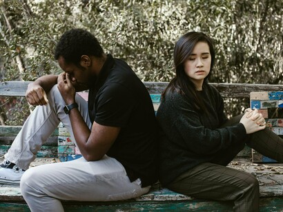 Falava das mudanças que o mundo impôs sobre ela. O dinheiro, dizia ele, acabara por roubar o coração que um dia fora livre. Não era uma acusação direta, mas uma constatação amarga: as circunstâncias a fizeram negociar pedaços de si por estabilidade, por conforto, por promessas que soavam seguras