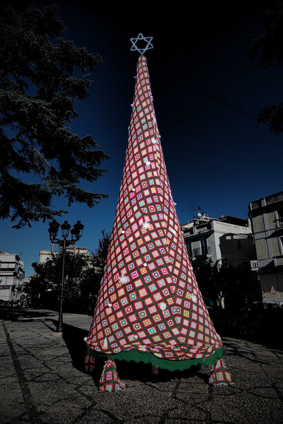 Árbol de Navidad hecho con ganchillo. 2023- Decoración navideña en Valencia de Alcántara, España