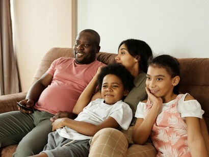 O lado negativo está relacionado à parte da comunicação social (mais especificamente meios de comunicação). Onde famílias passam a ter controle da narrativa do momento naquele país. Olhando muito para seus interesses. Às vezes não se coadunam com valores do resto da população. Isso poderia ser balizado no mundo político