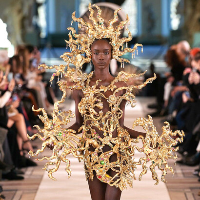 Schiaparelli’s jewellery delivered the wow factor for Spring/Summer 2022, as Daniel Roseberry drew inspiration from cabochons, vintage pieces, and rhinestones