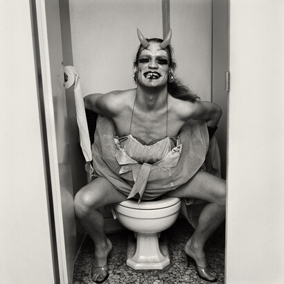 Peter Hujar, John Flowers backstage at Palm Casino Review, 1974. Mit freundlicher genehmigung der Bundeskunsthalle