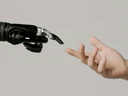 O que Stelarc começou a experimentar nas décadas de 1980 e 1990, inicialmente visto como provocação artística ou delírio futurista, hoje ressoa como um prenúncio das discussões éticas e existenciais mais urgentes do nosso tempo