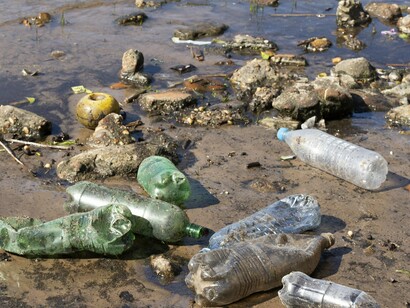 A leptospirose apresenta-se como uma enfermidade negligenciada e que afeta maioritariamente a população em situação de vulnerabilidade social. Seu controle requer políticas públicas integradas, com melhorias no saneamento, manejo de roedores e educação da população. A utilização de tecnologias espaciais pode auxiliar na priorização de áreas críticas e na redução da morbimortalidade associada à doença