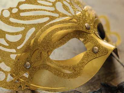 Brillante et sculptée, cette façade dorée masque l’âme véritable — l’ego travestit l’être en personnage