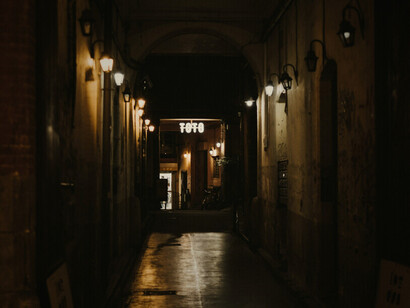 Dans ces rues éclairées, l'ombre des réseaux criminels s’étend sous les yeux de ceux qui ferment les yeux sur la réalité