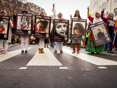 Cette photo a été prise lors de la Marche contre le racisme dans le centre de Londres, alors que de nombreux militants étaient en colère contre la nouvelle législation anti-immigration, manifestement en violation du droit international, le 18 mars 2023