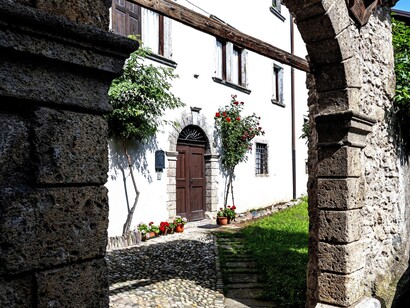 Gli ospiti vivono un’esperienza autentica a contatto con la vita quotidiana degli abitanti e con le tradizioni del territorio. Sutrio, Italia. Per gentile concessione dell'Ufficio stampa dell'Albergo Diffuso