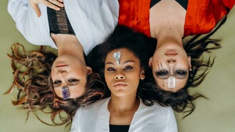 Historicamente, o que hoje nomeamos como Sagrado Feminino tem raízes em sociedades antigas onde o feminino era, em muitos casos, objeto de veneração e sacralização. Culturas neolíticas reverenciavam deusas-mães como símbolos da fertilidade, da natureza cíclica e do mistério da vida — rituais ligados à terra, ao ciclo lunar e à reprodução fundamentavam essas cosmovisões. Exemplos emblemáticos incluem as deusas Isis, Deméter, e Inanna, cujas narrativas encarnavam os mistérios da criação, morte e renascimento