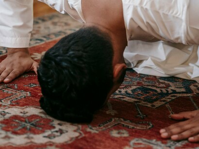 Fora a filosofia reacionária, a outra grande influencia foram os rebeldes comunistas. Os marxistas a bastante tempo acreditavam que deviam estar dispostos a viver, matar e morrer pela causa da revolução. Os muçulmanos herdaram seus métodos extremos. A ideologia resultante com elementos fascistas, islâmicos e socialistas ficou com o apropriado nome de Jihadismo, por seu objetivo de levar a guerra santa aos infiéis