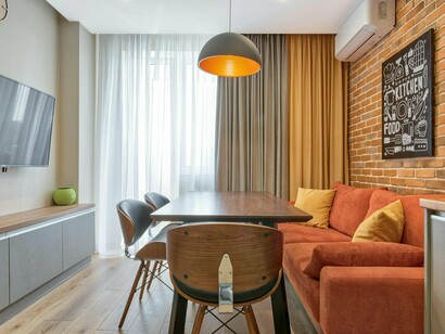 Para preencher o vazio existencial, adotaste animais de estimação. Eles comem melhor que tu e têm um seguro de saúde mais abrangente, mas ao menos recebem-te com alegria quando chegas a casa depois de horas de deslocação e trabalho