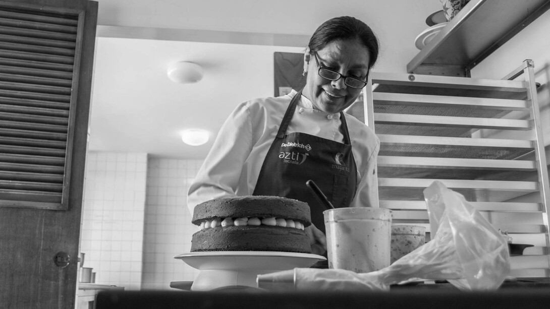 Leonor Zambrano transforma la memoria, la tradición familiar y la imaginación en una pastelería donde cada postre es una forma de contar historias