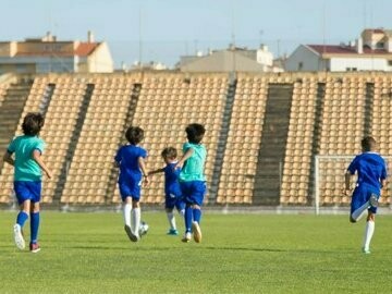 Jovens jogadores portugueses em treino. Voltando à essência do futebol, os adeptos, será de valor acrescentado melhorar as condições nos estádios, casas de banhos, acessos, a melhoria de relvados, a possibilidade de álcool assim como a permissão de setores para lugares de pé, não esquecendo as bandeiras, o tambor e o megafone, pois o espetáculo e a melhoria também têm de vir de quem apoia fazendo vibrar qualquer jogador