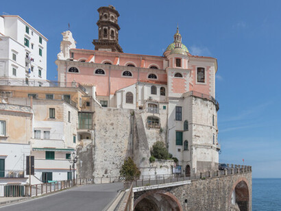 Cercano a la ciudad de Amalfi, Atrani está enclavado en la Costa Amalfitana, una región famosa por su belleza natural. Italia