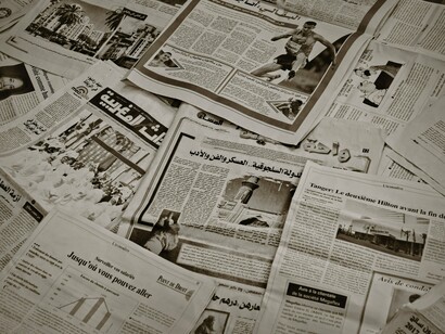 Nas notícias, ao contrário do que ocorre nos editoriais e artigos de opinião, espera-se do jornalista um alto grau de objetividade ao noticiar fatos. A objetividade em textos jornalísticos, no entanto, pode ser considerada uma ficção; pois, em maior ou menor grau, todo texto traz em si as marcas de seu enunciador