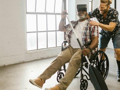 Equipamento de Realidade Virtual usado em prol de pessoa com deficiência. Mary Path Radabaugh, diretora do Centro Nacional de Apoio para Pessoas com Deficiência da IBM, disse certa vez: "Para pessoas sem deficiência, a tecnologia torna as coisas mais fáceis. Para pessoas com deficiência, a tecnologia torna as coisas possíveis". Por definição, tecnologia assistiva é qualquer ferramenta que pode facilitar a vida de uma pessoa com deficiência