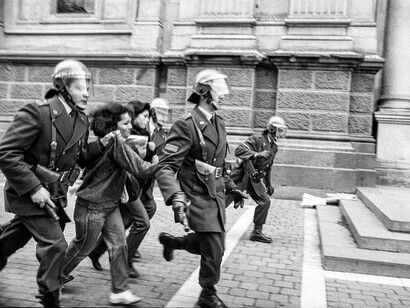 Arresto de manifestantes del Movimiento Contra la Tortura Sebastián Acevedo en la Plaza de Armas de Santiago, septiembre de 1987. Foto por Paulo Slachevsky