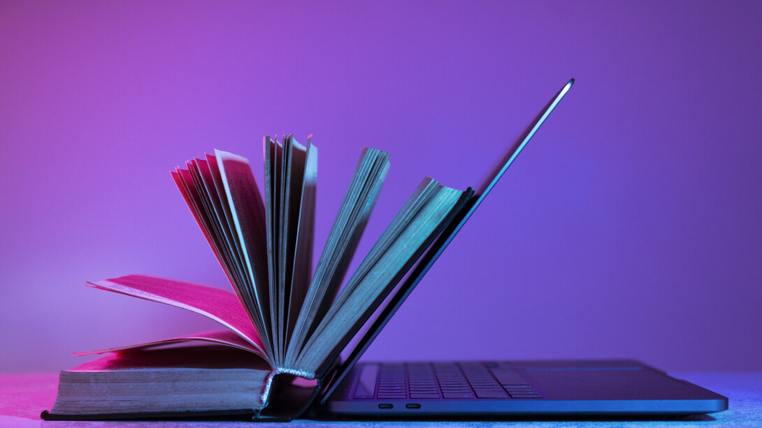 À primeira vista, a comunicação digital parece oferecer uma riqueza inigualável. A introdução da multimodalidade — o uso simultâneo de texto, imagem e som — aproximou a escrita digital da fala. No entanto, na comunicação mediada por telas, perdemos a entonação (prosódia) e a expressão facial, elementos cruciais para a empatia e para a compreensão de sarcasmo ou ironia. Para compensar essa ausência, criamos novos códigos semióticos: emojis, stickers e GIFs. Longe de empobrecer a língua, esses recursos funcionam como uma forma sofisticada de suprir elementos não-verbais, transformando a escrita digital numa espécie de “fala escrita”, onde a imagem é tão relevante quanto a palavra