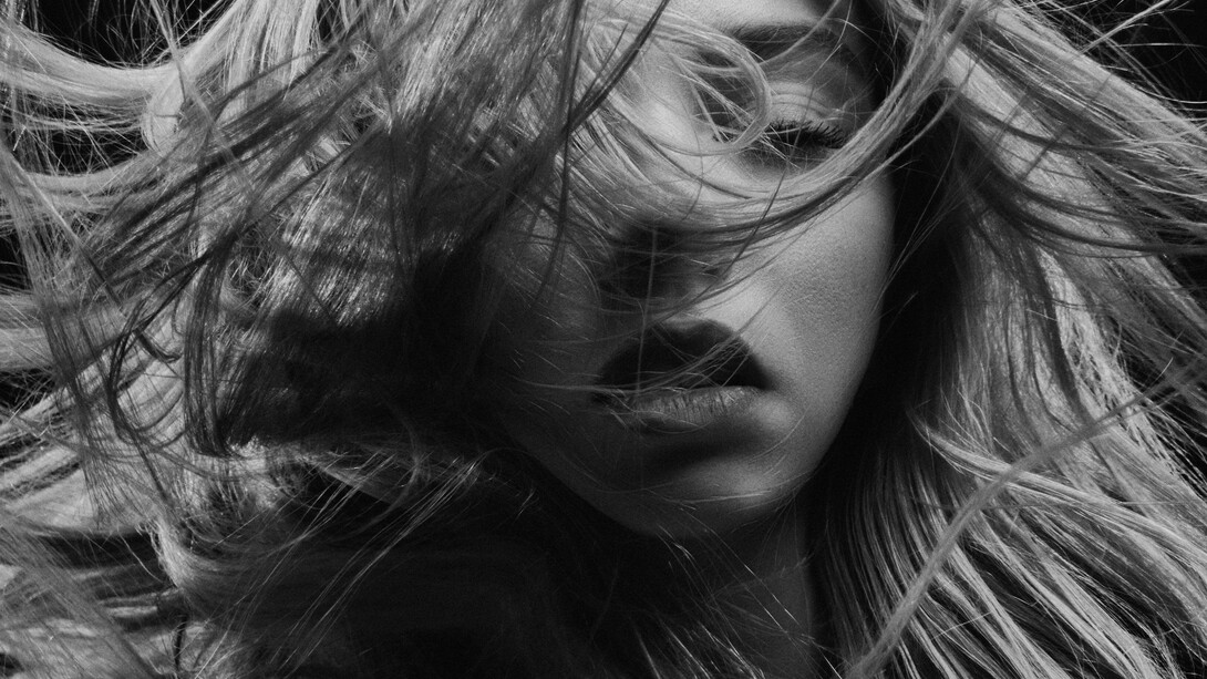 "Ei, você. Obrigada por não fingir. Por ter sido meio torta, mas sempre sincera. Por ter tropeçado mil vezes e, mesmo assim, nunca ter se convencido a caminhar com passos que não eram seus. Por escolher a honestidade mesmo quando ela te deixava sozinha. Por rir alto, amar estranho e viver fundo — sem pedir licença"