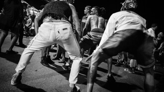 A criminalização dos pancadões revela um racismo estrutural que não se limita à repressão policial. Ela se estende à forma como o Estado e a sociedade classificam manifestações culturais. O funk, principal gênero musical dos pancadões, é constantemente acusado de promover apologia ao crime, à sexualidade precoce e à violência. Mas o que esses artistas fazem é retratar a realidade que vivem. As letras falam de abandono, sobrevivência, desejo de ascensão e enfrentamento da violência — temas que fazem parte do cotidiano da favela. O incômodo não está no conteúdo, mas no fato de que ele escancara uma realidade que a elite prefere ignorar