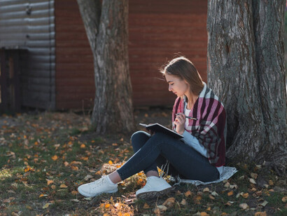Se necesita una nueva forma de ser y sentir que permita compartir la lucha contra una sociedad que da inteligencia a las máquinas para quitársela a los seres humanos. Aprender para entender, porque entender es ser libre (Espinoza)