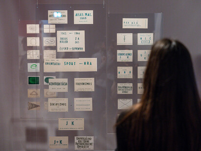 Julius Koller, U.F.O.-naut J.K., ausstellungsansicht. Mit freundlicher genehmigung des Museums der Moderne