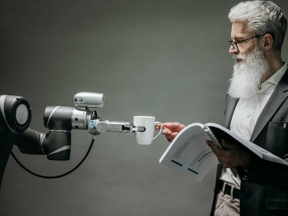 Esse paradoxo, entre medo e entusiasmo, revela um cenário de transição, no qual o futuro do trabalho está sendo redesenhado. Para muitos especialistas, o desafio não está apenas no avanço da tecnologia, mas na capacidade das instituições educacionais, empresas e governos de preparar a força de trabalho para as novas exigências do mercado. Isso inclui programas de requalificação, investimentos em educação continuada e políticas públicas voltadas para mitigação de desigualdades tecnológicas