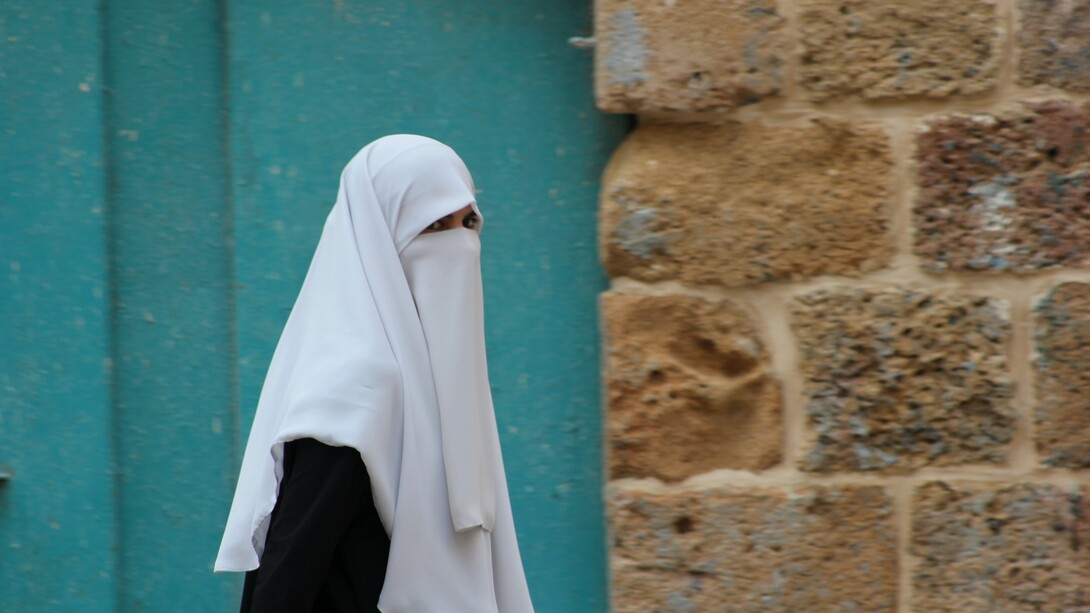 Donna con un niqab bianco, Acri, Israele